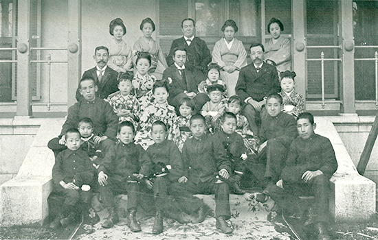 飛鳥山邸宅にあった西洋館の前で撮影された家族写真。最後列中央にいるのが栄一。