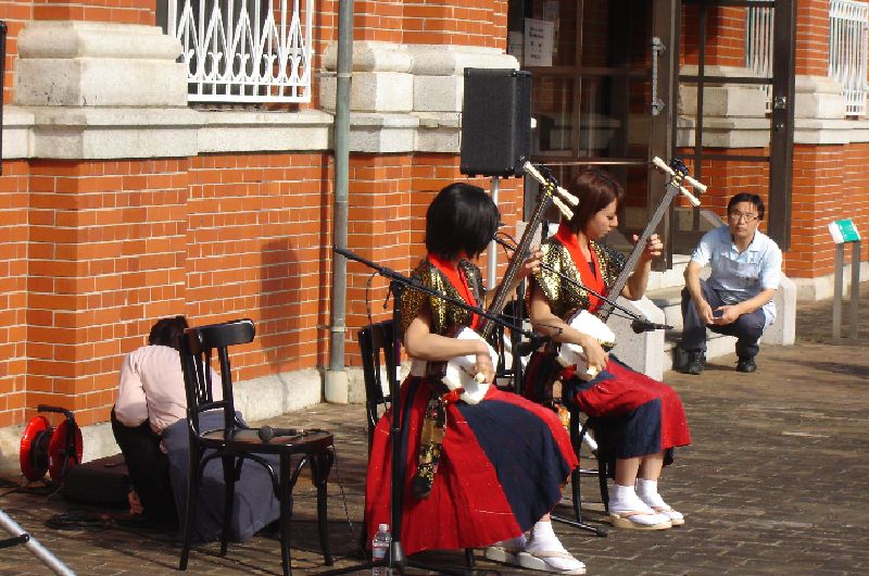 津軽三味線の若手女性デュオ「輝＆輝」（きき）さんの演奏