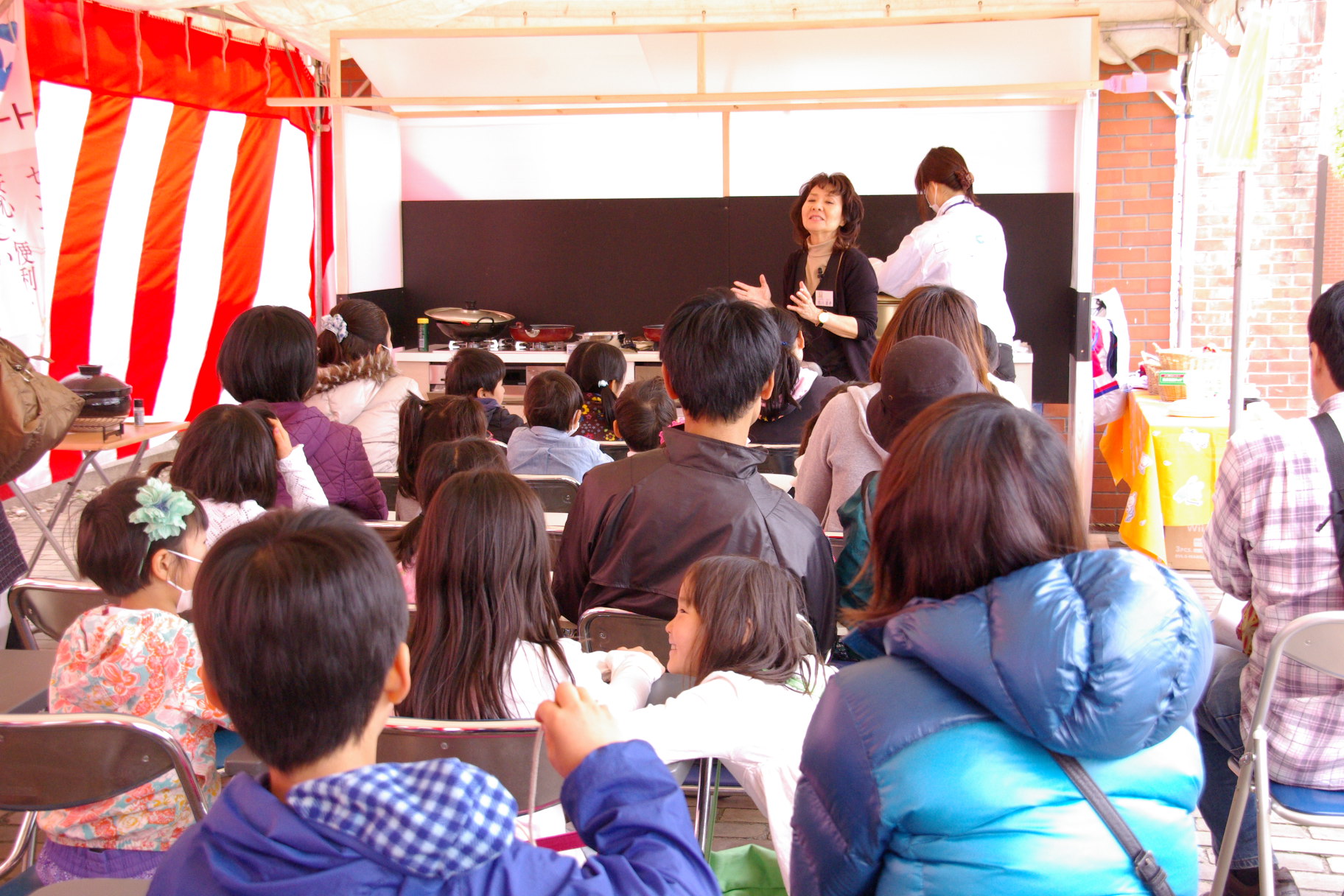 「ピピッとコンロの調理実演」にたくさんの人が。