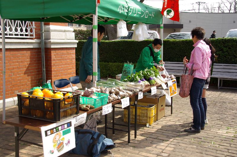 新鮮野菜の即売会のテントです。