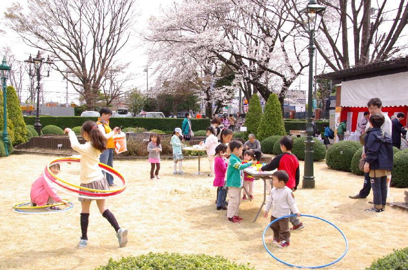 中庭の芝生では、フラフープやお手玉などの昔遊びに大人も夢中。