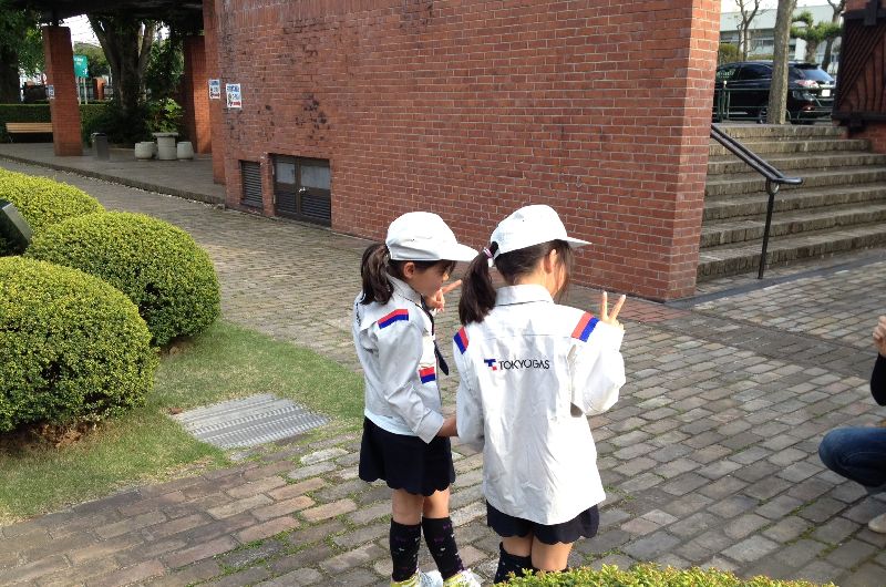 東京ガスの制服やＦＣ東京のユニフォームを着て写真を撮影