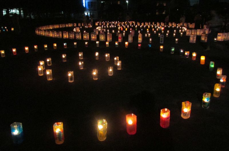 暗い夏の夜に無数のほのかな行灯の灯り。