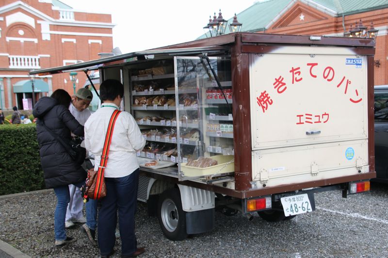 地元の人気パン屋さんエミュウの移動車販売も！