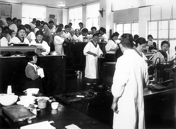 「ガス会社料理教室風景」1937（昭和12）年